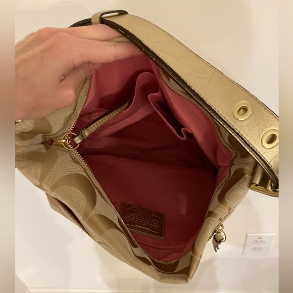 Signature Coach shoulder bag - Picture 2 of 6
